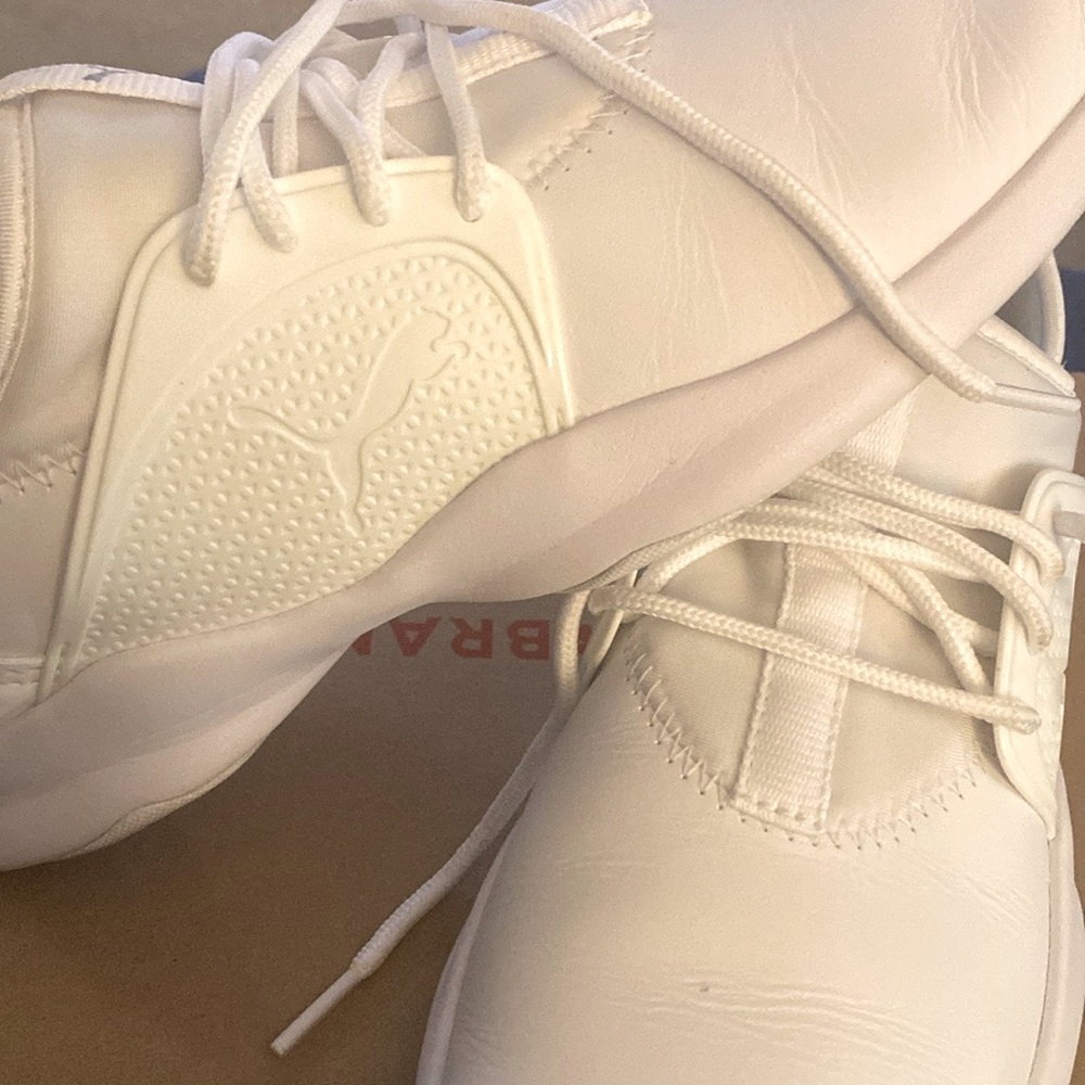 Women’s leather Puma sneakers